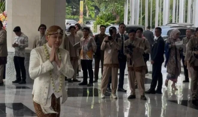 Pernikahan Rizky Irmansyah dan Chika Banjir Pejabat Negara, Penampilan Adat Jawa Jadi Sorotan