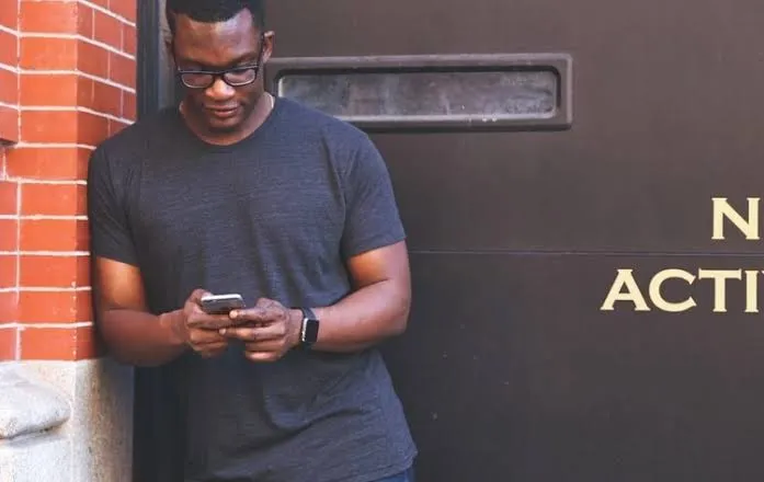 5 Zodiak yang Paling Suka Nunda Bales Chat Padahal Online