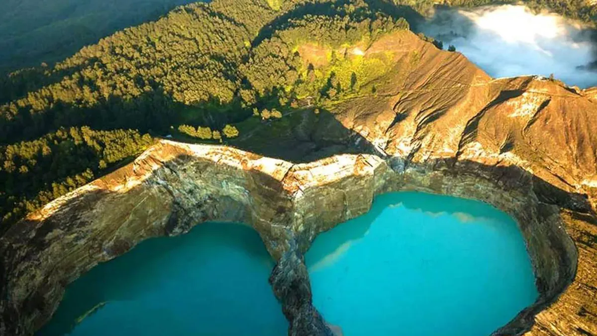 Retakan 100 Meter Muncul di Kawah Gunung Kelimutu Usai Gempa NTT
