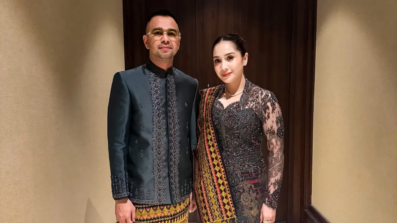 Gaya Tradisional Raffi-Nagita di Kondangan Orang Kepercayaan Prabowo