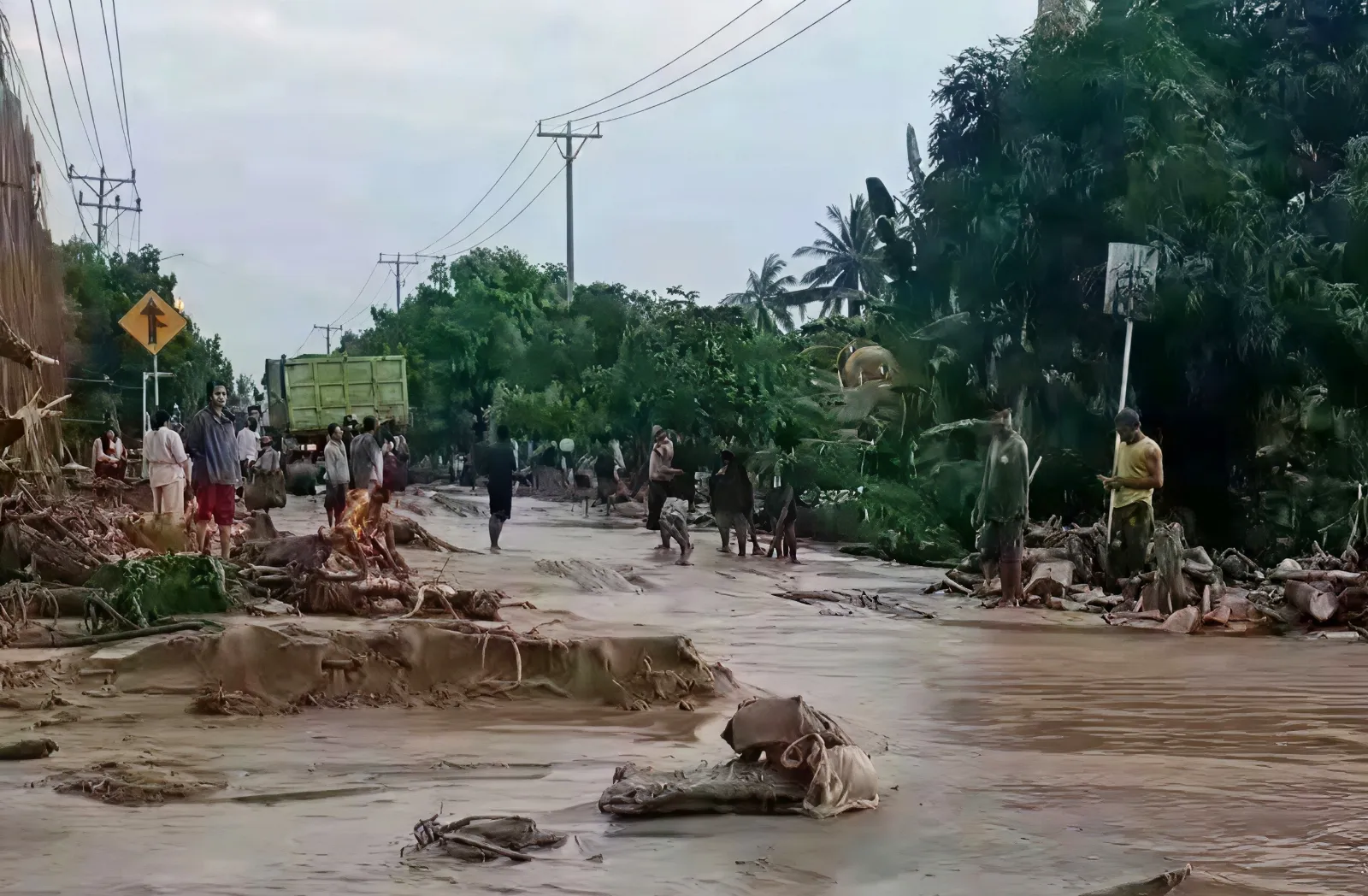 Banjir Bandang Terjang Parigi Moutong, Jalur Trans Sulawesi Tertutup Lumpur 