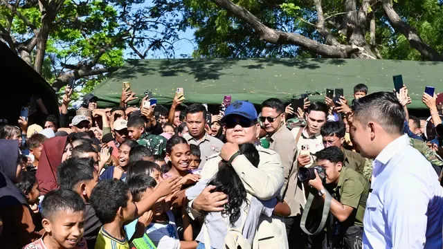 Momen Haru Prabowo Peluk Pengungsi Gempa NTT di Nagekeo