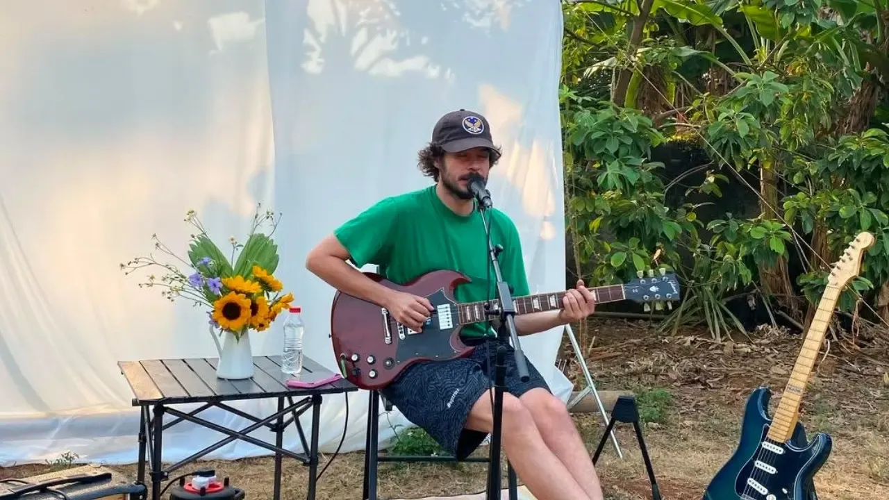 Rex Orange County Gelar Konser Dadakan di Rumah Fans Bekasi