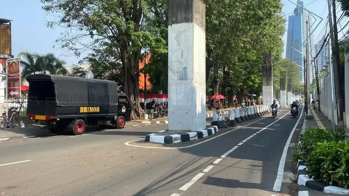 Situasi Terkini Gedung DPR Usai Demo Ricuh, Truk Brimob hingga Kendaraan Taktis Masih Siaga