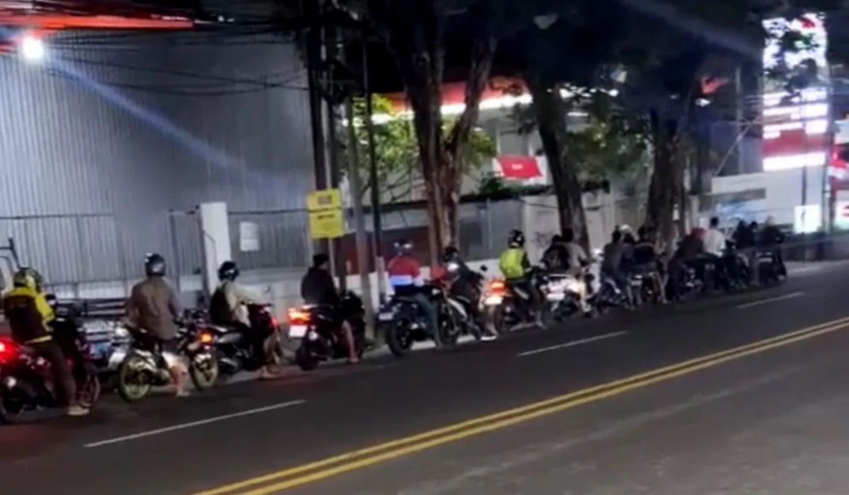 Antrean Pertalite Mengular di SPBU Bali, Warga Terpaksa Beli Pertamax