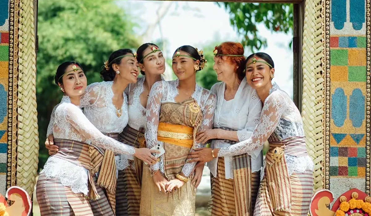 Luna Maya Anggun Berkebaya Hadiri Upacara Menek Kelih Keponakan di Bali