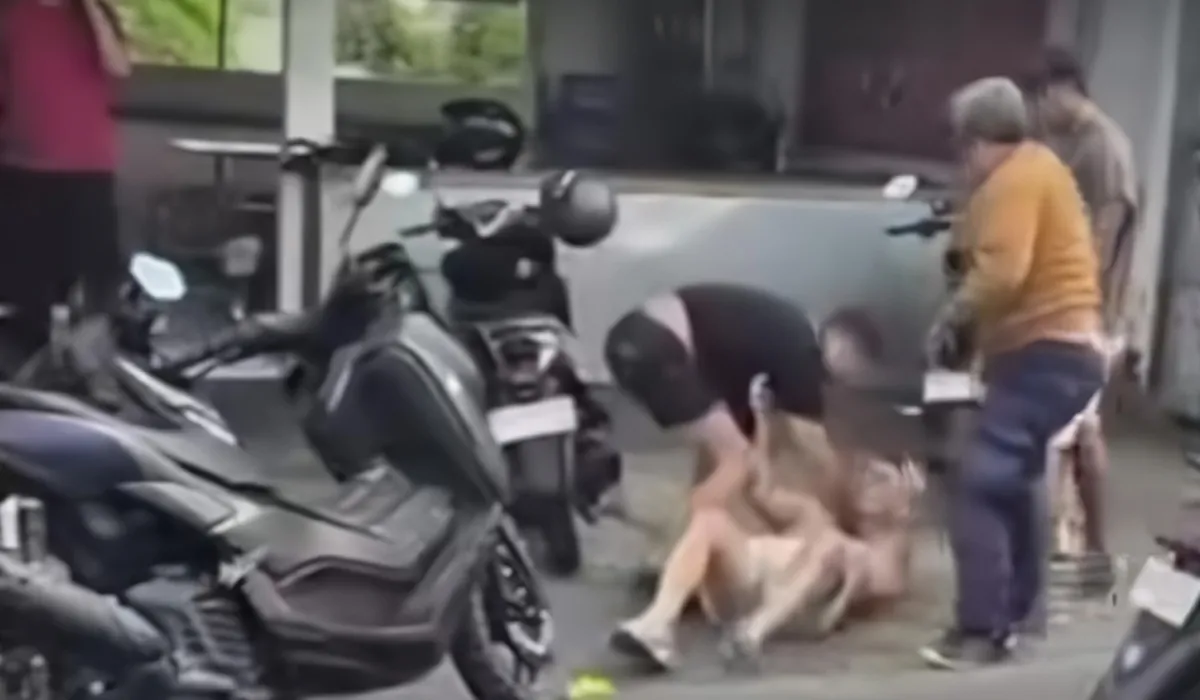 Bule Diduga Mabuk Pukuli Pemotor di Mengwi, Videonya Bikin Geger Sebelum Polisi Turun Tangan