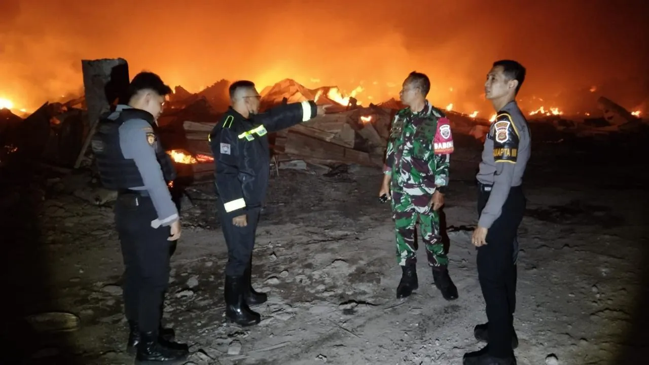 Sudah Sempat Padam, Api di Gudang Rongsokan Denpasar Justru Kembali Membara Malam Ini