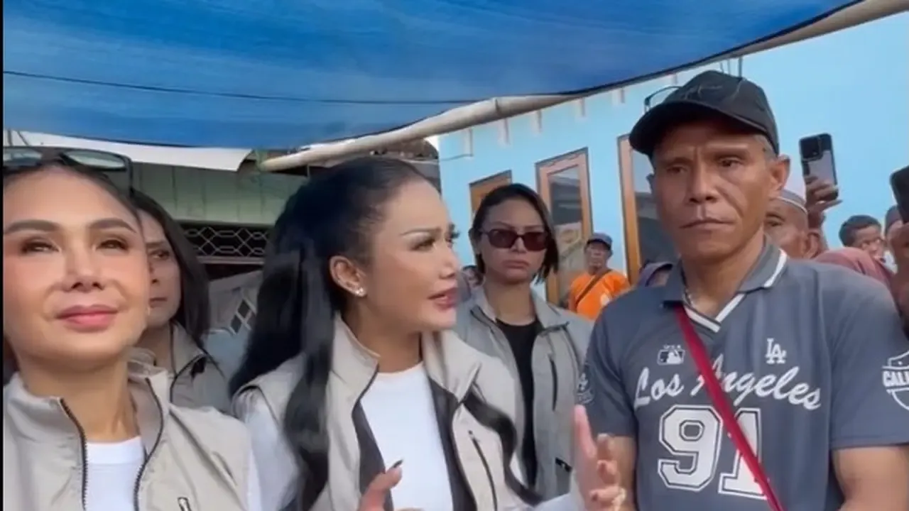 Kris Dayanti Menangis Dengar Cerita Bocah SD Rumahnya Hancur Diguncang Gempa NTT