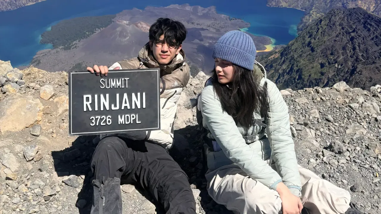 Momen Kompak Abun Sungkar dan Callista Arum di Puncak Rinjani, Bikin Warganet Salfok