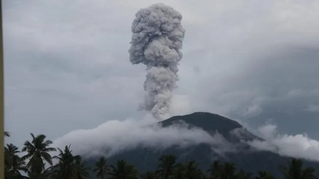 Gunung Ibu Erupsi Minggu Dini Hari, Warga Halmahera Barat Diminta Waspada