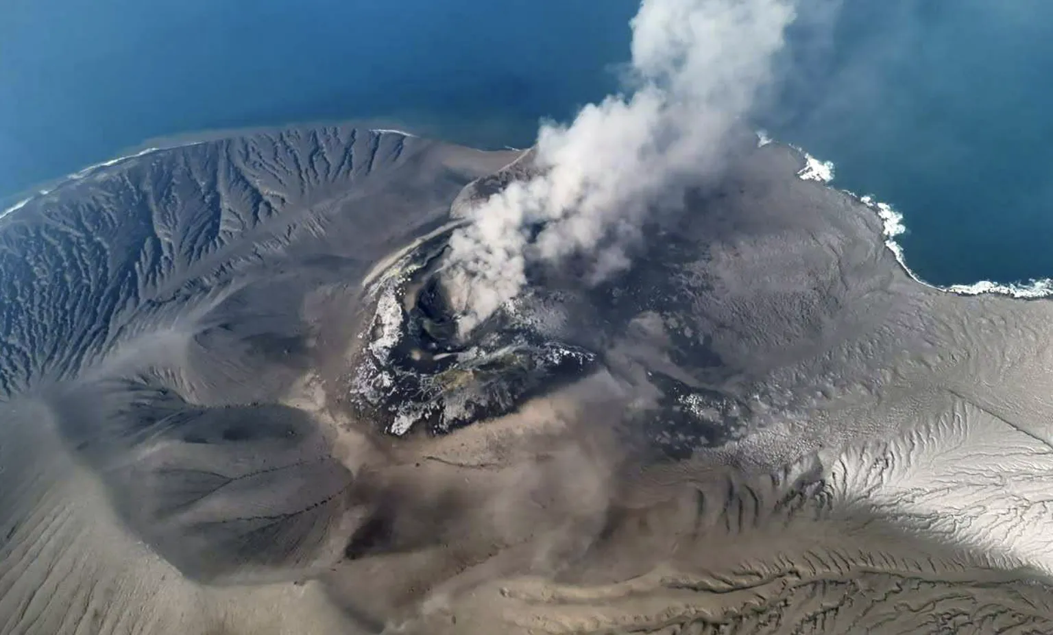 Aktivitas Gunung Anak Krakatau Masih Berlanjut, 4 Bandara Ditutup Sementara Akibat Sebaran Abu Vulkanik