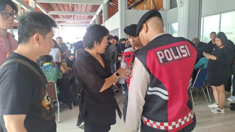 17 Penerbangan Batal, Polisi Turun Tangan Cegah Penumpukan Penumpang di Ngurah Rai