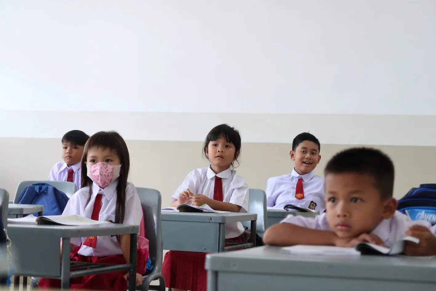 Sekolah di Jakarta Terapkan PJJ Mulai Senin Akibat Abu Anak Krakatau