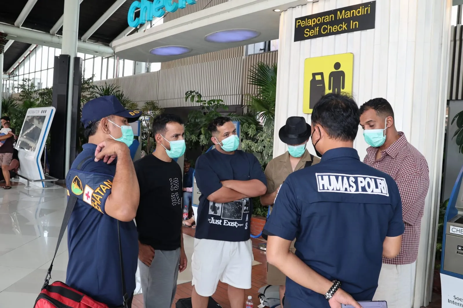 Polri Bagikan Snack dan Layanan Kesehatan untuk Penumpang di Bandara Soetta