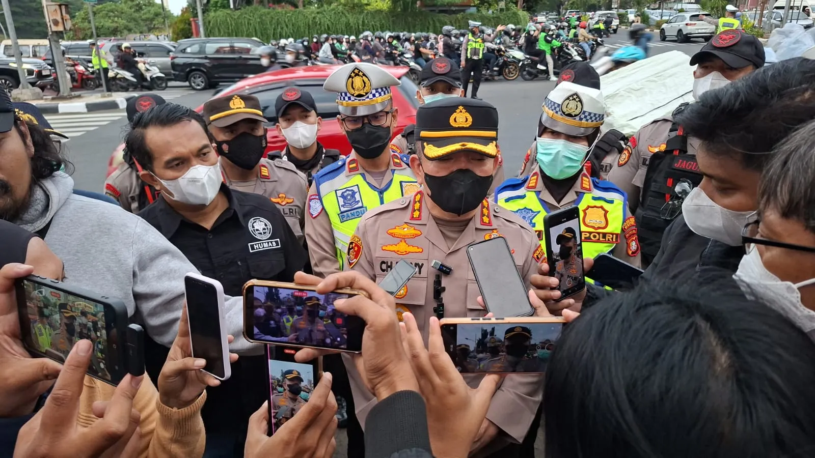 Abu Vulkanik Gunung Anak Krakatau Sampai Depok, Kapolres dan Polwan Turun Bagikan Masker ke Warga