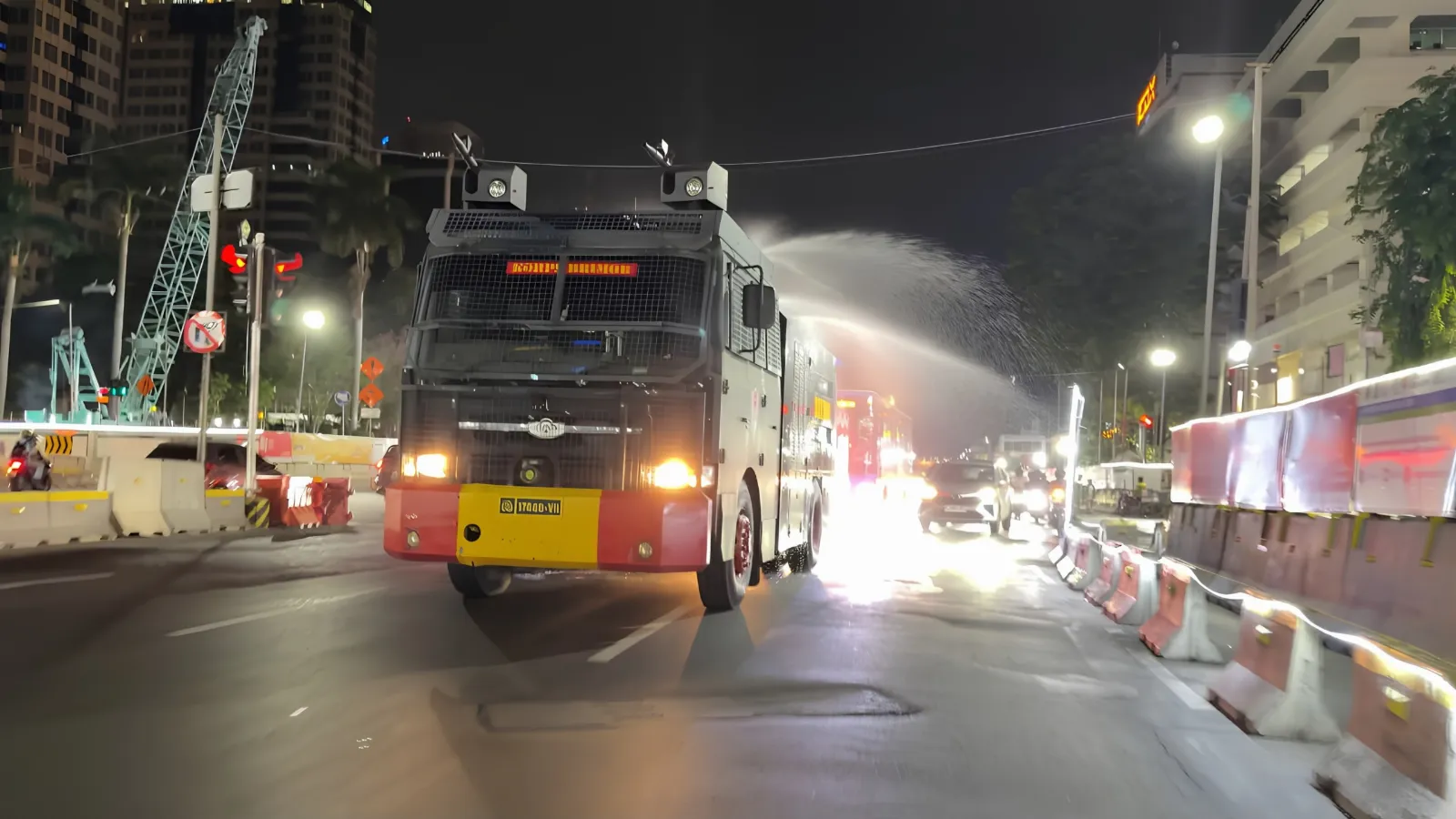 Abu Vulkanik Anak Krakatau Menyebar, Brimob Kerahkan AWC Semprot Jalan Jakarta hingga Bekasi