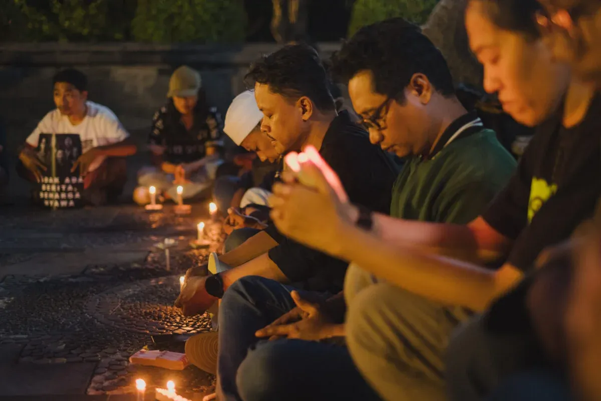 50 Jurnalis Bali Berdoa untuk Wartawan yang Hilang Liput Anak Krakatau