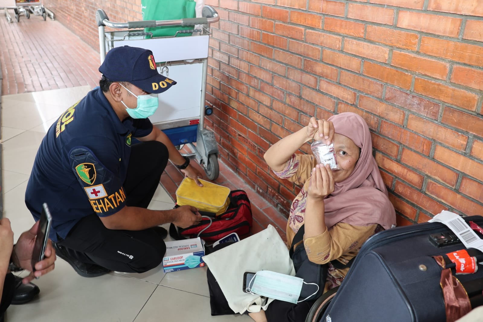 Polri Bagikan Snack dan Layanan Kesehatan untuk Penumpang di Bandara Soetta