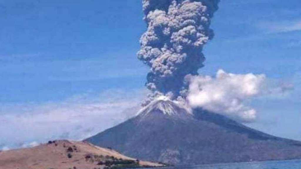 Gunung Ile Lewotolok meletus lava kampung adat