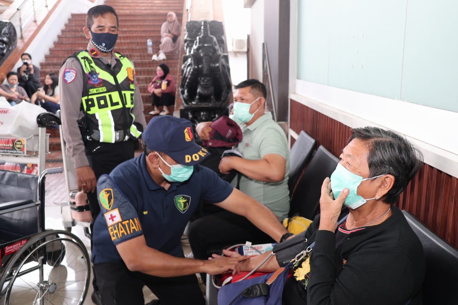 Polri Bagikan Snack dan Layanan Kesehatan untuk Penumpang di Bandara Soetta
